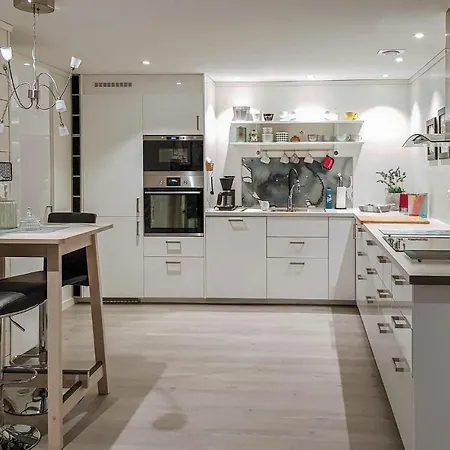 Stunning In With 2 Bedrooms And Wifi *