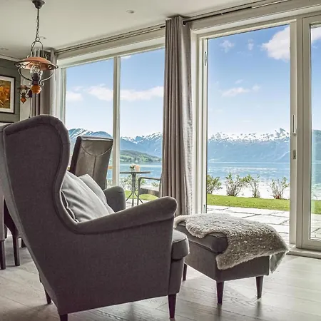 Stunning In With 2 Bedrooms And Wifi Strandebarm